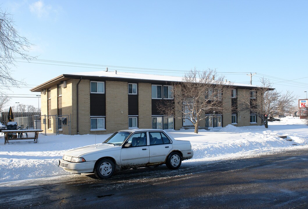 2761 Yellowstone Blvd in Anoka, MN - Building Photo