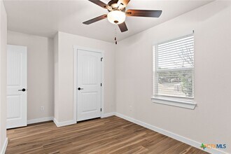 1003 S 26th St-Unit -B in Temple, TX - Building Photo - Building Photo