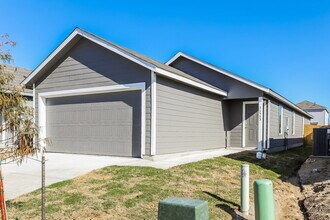 11533 Chestnut Barr Dr in Converse, TX - Building Photo - Building Photo