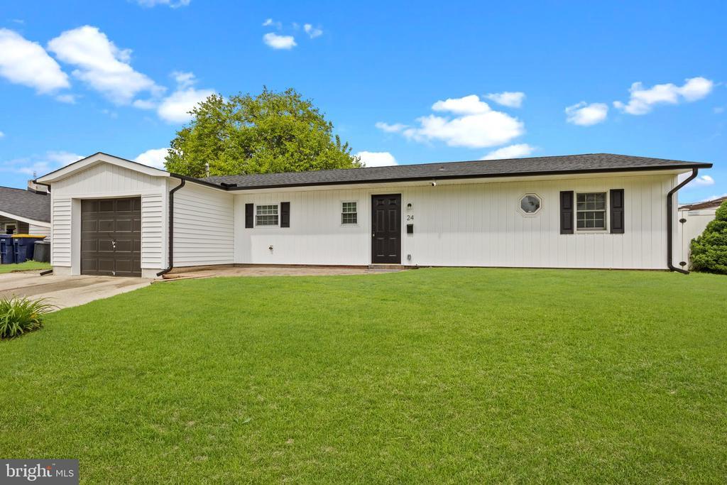 24 Lavender Ln in Levittown, PA - Building Photo