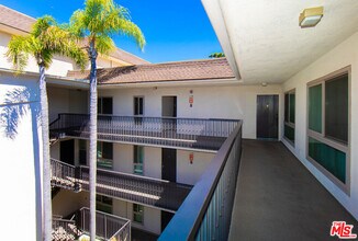 6001 Canterbury Dr in Culver City, CA - Foto de edificio - Building Photo