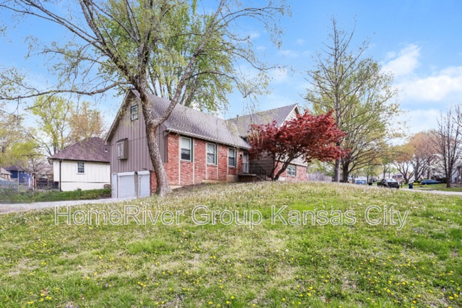 1707 NW Willowbrook Dr in Blue Springs, MO - Building Photo - Building Photo