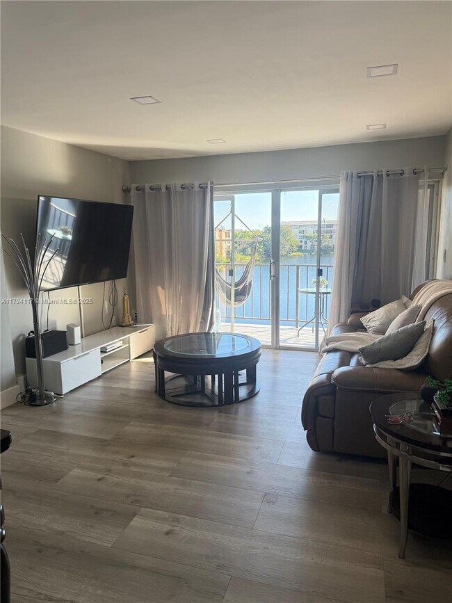8895 Fontainebleau Blvd-Unit -409 in Doral, FL - Building Photo - Building Photo