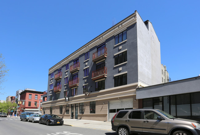 370 S 4th St in Brooklyn, NY - Foto de edificio - Building Photo