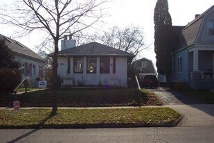 2101 E Newton Ave, Unit Lower in Shorewood, WI - Building Photo