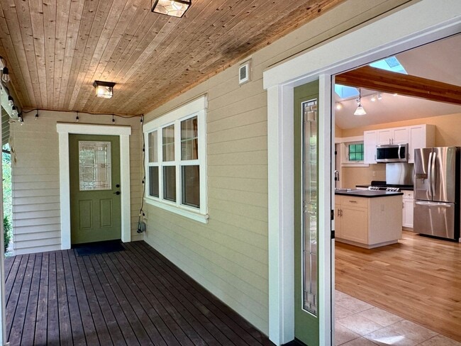 5784 NE Tolo Rd in Bainbridge Island, WA - Building Photo - Building Photo