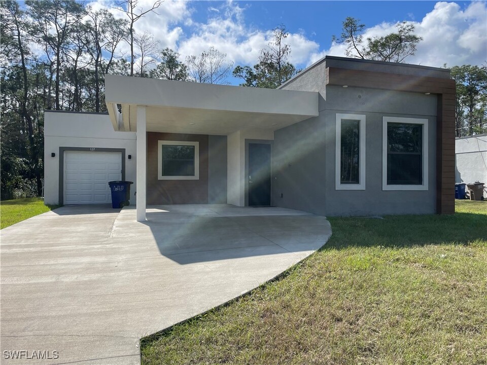 137 Greenbriar Blvd in Lehigh Acres, FL - Building Photo