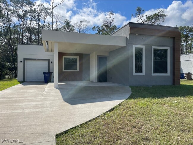 137 Greenbriar Blvd in Lehigh Acres, FL - Foto de edificio - Building Photo