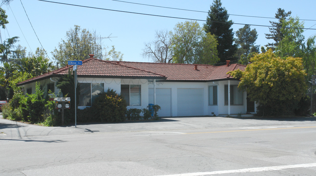 21730 Olive Ave in Cupertino, CA - Foto de edificio