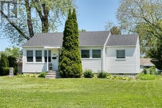 4062 Roseland Dr E in Windsor, ON - Building Photo - Building Photo