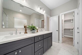 8402 Curry Rd in Houston, TX - Building Photo - Building Photo