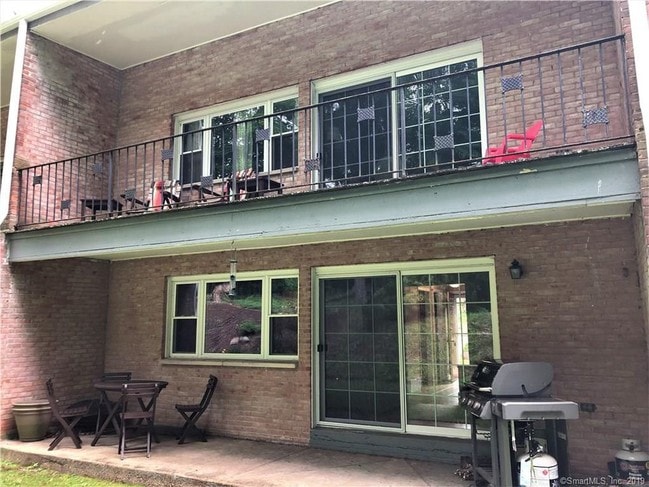 305 S Brooksvale Rd in Cheshire, CT - Foto de edificio - Building Photo