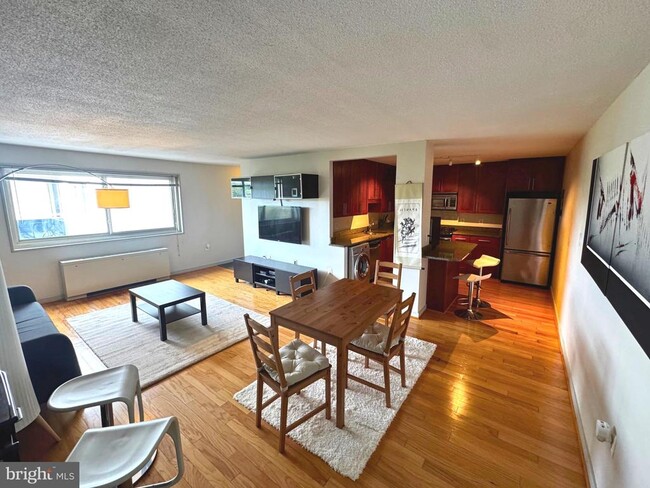 7333 New Hampshire Ave in Takoma Park, MD - Foto de edificio - Building Photo