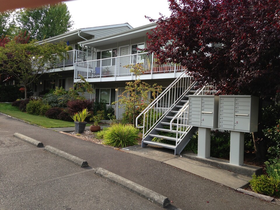 Stanford Apartments in Bellingham, WA - Building Photo