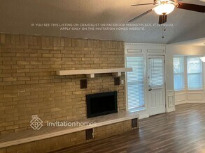 340 NW Summercrest Blvd in Burleson, TX - Foto de edificio - Building Photo