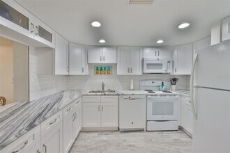 1028 Apollo Beach Blvd, Unit 8 in Apollo Beach, FL - Foto de edificio - Building Photo