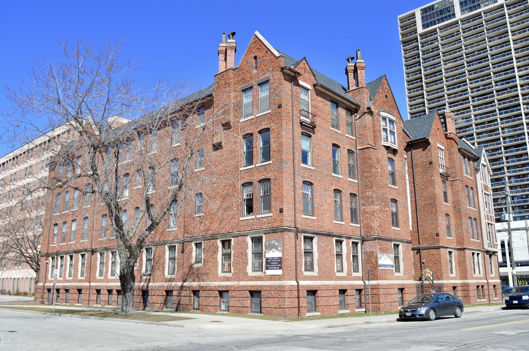 Royal Windsor Apartments in Windsor, ON - Foto de edificio