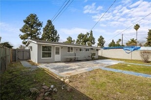 12052 Bromont Ave in San Fernando, CA - Building Photo