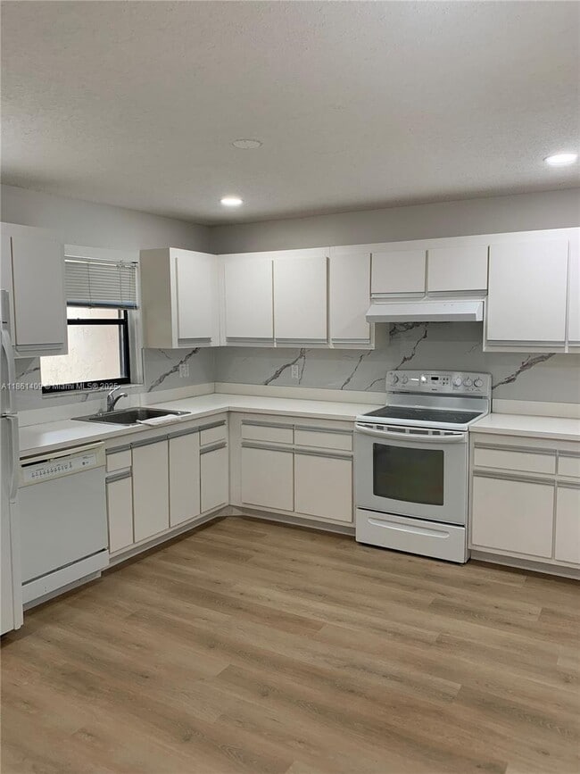 3532 NW 95th Terrace in Sunrise, FL - Building Photo - Building Photo