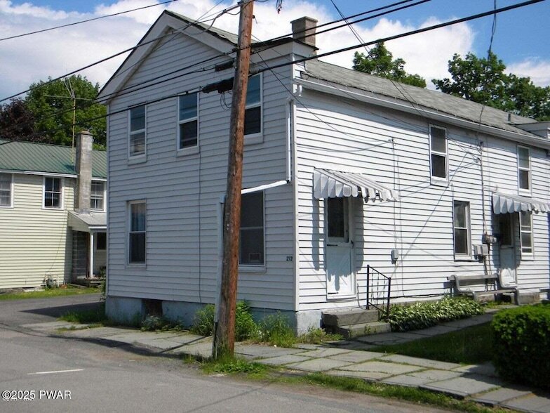 212 River St in Hawley, PA - Building Photo