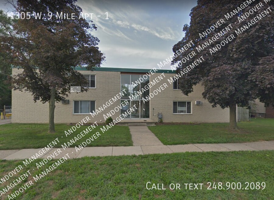 1305 W Nine Mile Rd in Ferndale, MI - Building Photo