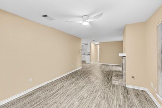 8103 Willet Trail in Austin, TX - Foto de edificio - Building Photo
