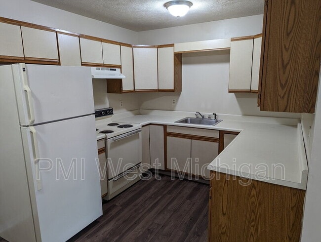 6087 In the Pines Dr SE in Grand Rapids, MI - Building Photo - Building Photo