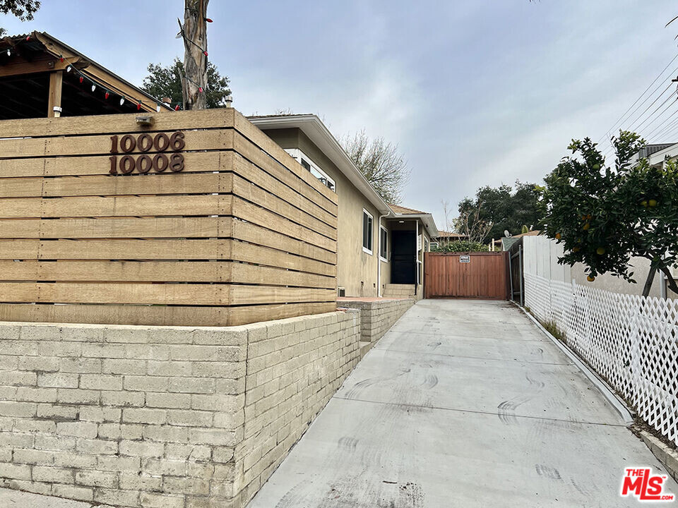 10006 Silverton Ave in Los Angeles, CA - Foto de edificio