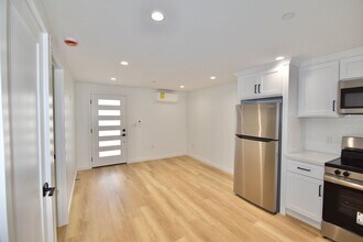 14830 Dickens St, Unit 14834 1/2 in Los Angeles, CA - Building Photo - Building Photo