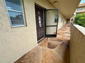 6201 N Falls Cir Dr in Lauderhill, FL - Foto de edificio - Building Photo