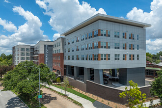 2100 Memorial - 55+ Senior Living in Houston, TX - Building Photo - Building Photo