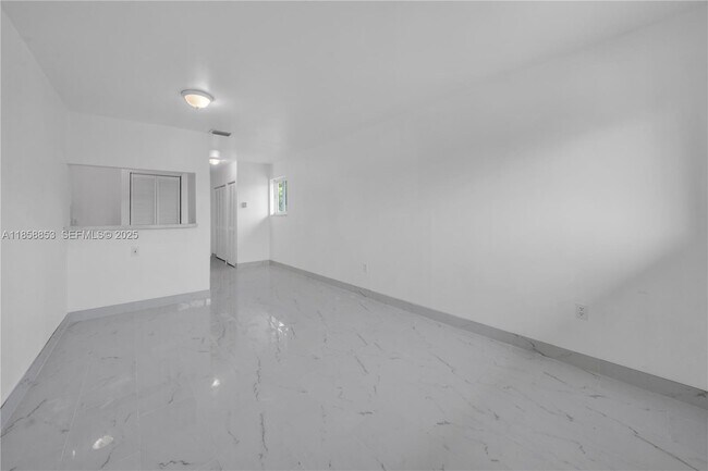 1371 NW 3rd St in Miami, FL - Foto de edificio - Building Photo