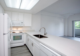 Metropolitan Court Apartments in San Jose, CA - Building Photo - Interior Photo