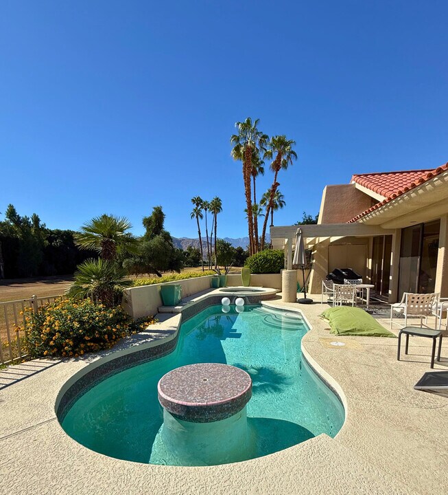 253 Kavenish Dr in Rancho Mirage, CA - Foto de edificio