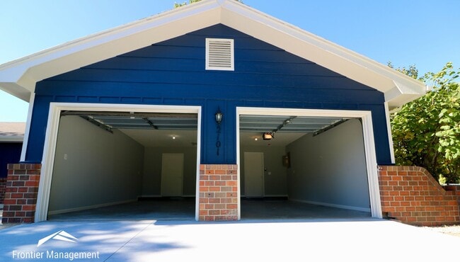 2101 Essex Square in Manhattan, KS - Building Photo - Building Photo