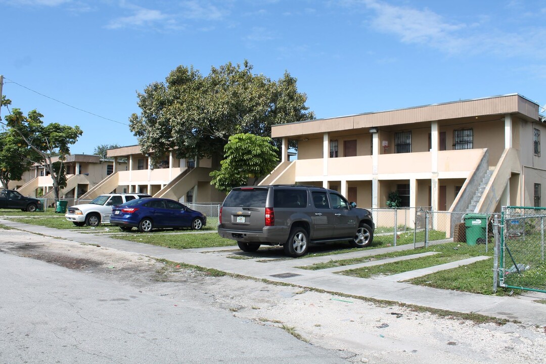 3215-3235 NW 48th St in Miami, FL - Building Photo