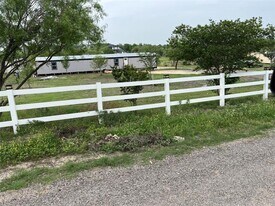 271 Cottonwood Trail in Maxwell, TX - Building Photo