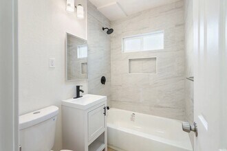 11812 S Main St, Unit 2 in Los Angeles, CA - Foto de edificio - Building Photo