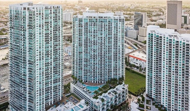 90 SW 3rd St, Unit 1807 in Miami, FL - Building Photo - Building Photo
