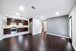 6526 Westview Dr in Houston, TX - Building Photo - Building Photo