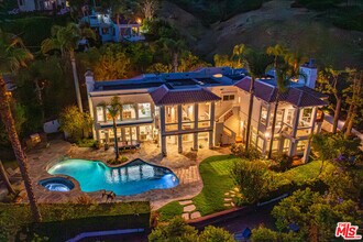 26743 Via Linda St in Malibu, CA - Foto de edificio - Building Photo