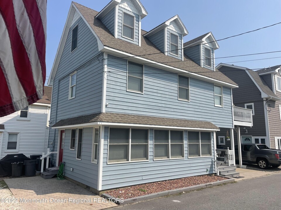 68 Pacific Way in Lavallette, NJ - Building Photo