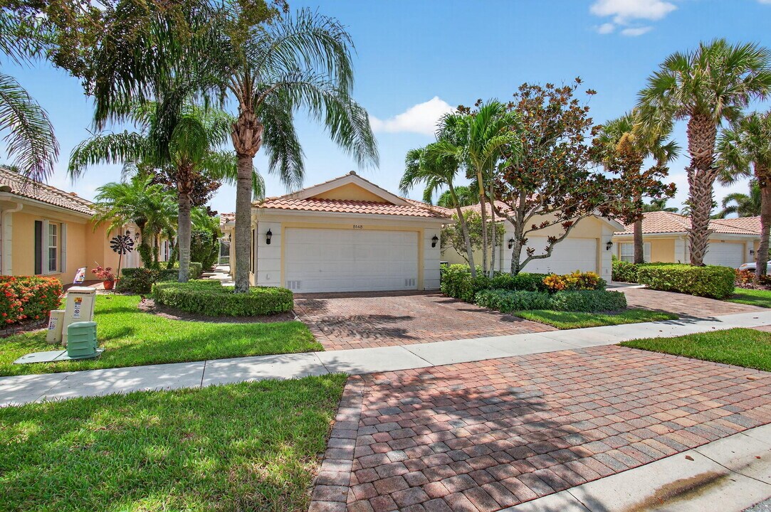 8148 Montserrat Pl in Wellington, FL - Building Photo