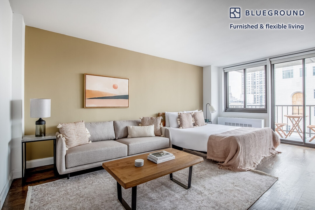 200 E 82nd St in New York, NY - Building Photo