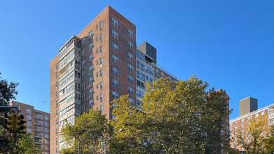 Carlyle Skyline Towers in Flushing, NY - Building Photo - Building Photo