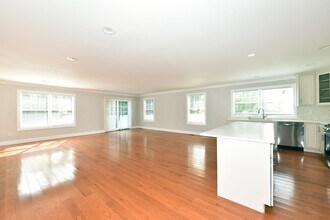 10 Dunes Ln in Port Washington, NY - Building Photo - Building Photo