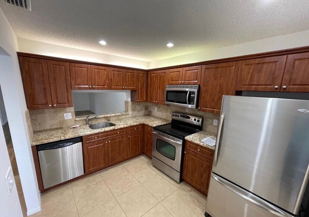 350 Club Cir, Unit 2 in Boca Raton, FL - Building Photo