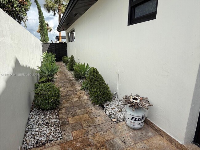 673 W 60th St in Hialeah, FL - Building Photo - Building Photo