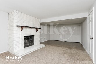 323 Turfwood Dr in Ballwin, MO - Foto de edificio - Building Photo