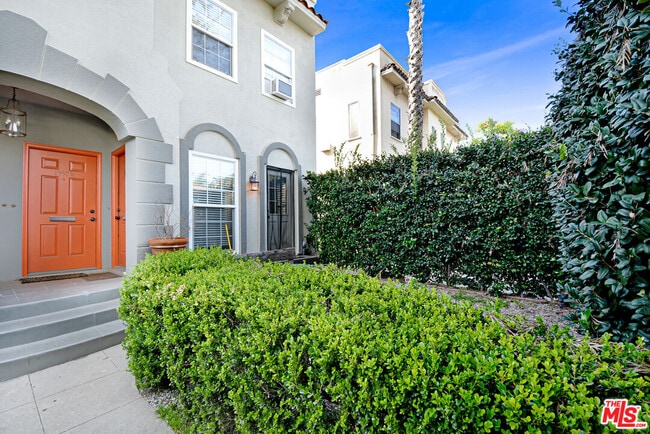 1357 Cloverdale Ave in Los Angeles, CA - Building Photo - Building Photo